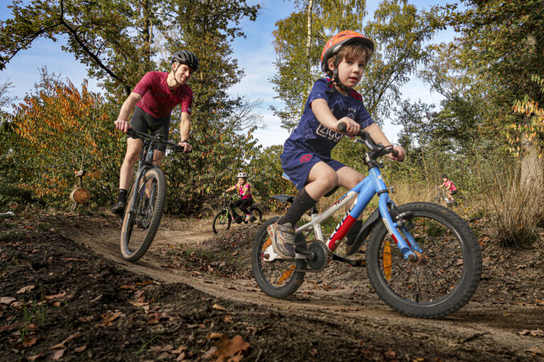 De jeugd geniet van eigen mountainbikeroute bij Zelhem